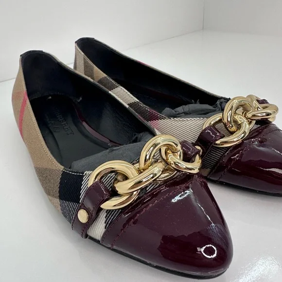 Stylish Women's Plaid Flats with Gold Chain Accent - Picture 5 of 9